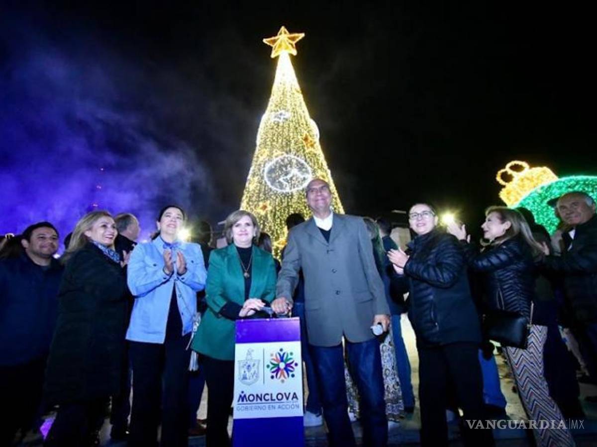 $!El alcalde de Monclova, Mario Dávila Delgado y la primera dama Leticia Carrillo estuvieron a cargo del encendido.