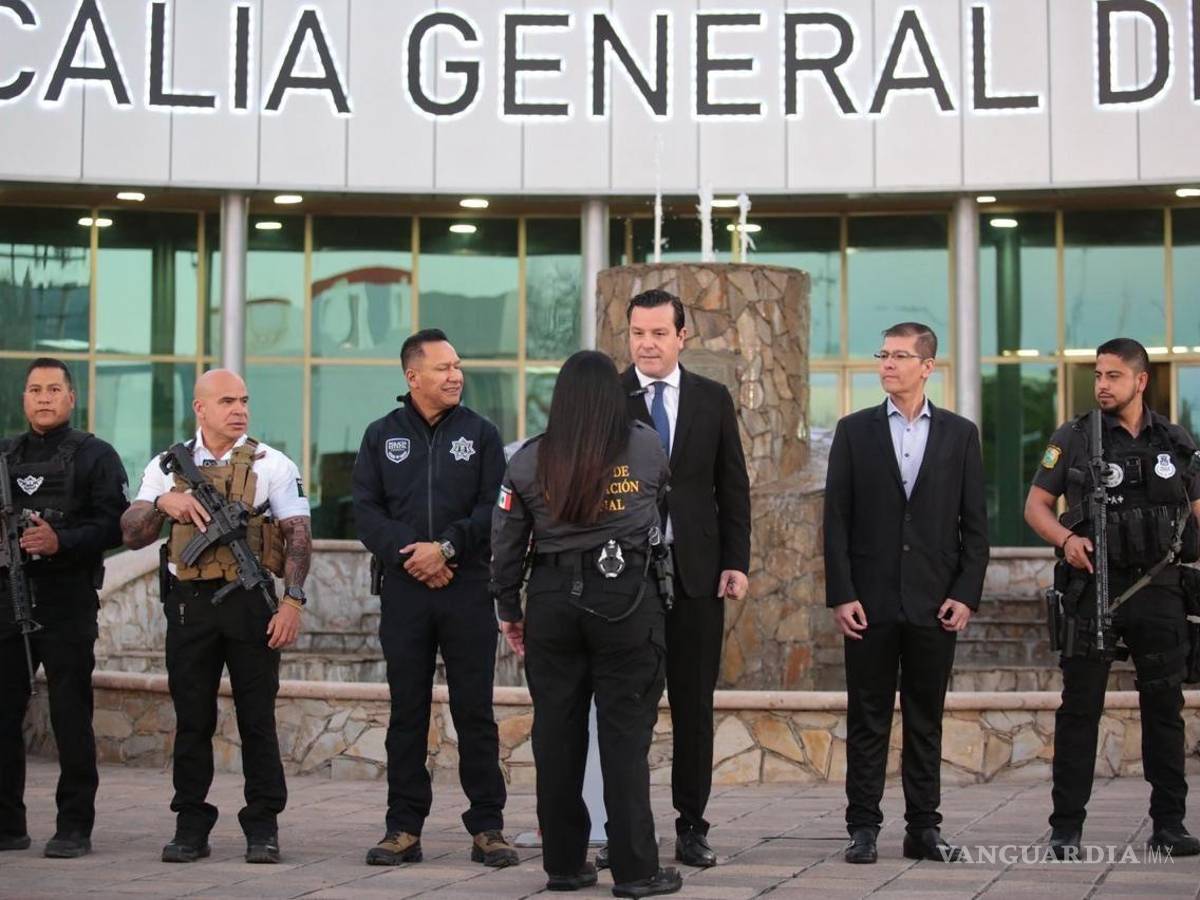 $!La entrega de incentivos económicos fue realizada por el Fiscal General a tres agentes destacados por sus acciones clave en operativos de detención.