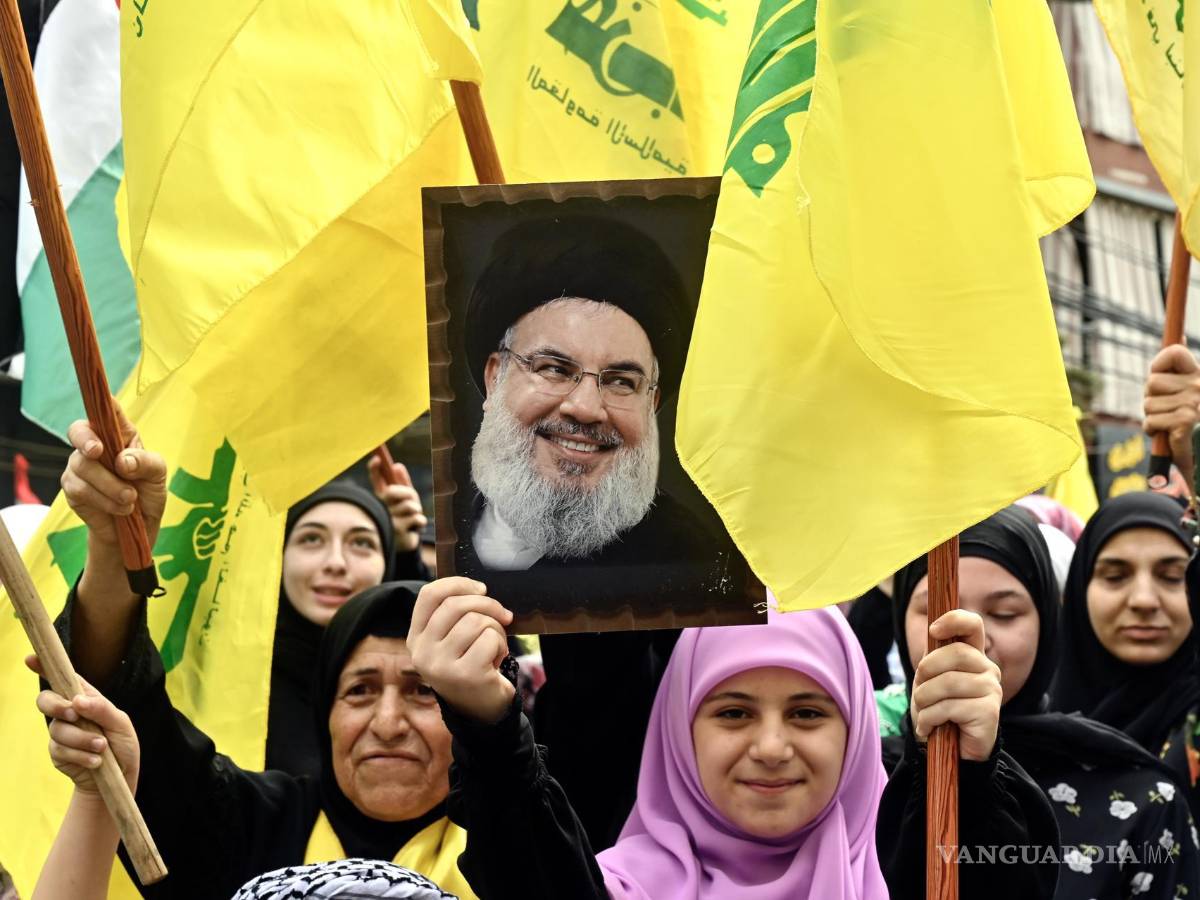 $!Partidarios de Hezbollah llevan un retrato del líder de Hezbollah, Hassan Nasrallah para expresar solidaridad con los palestinos en la Franja de Gaza, en Beirut, Líbano.