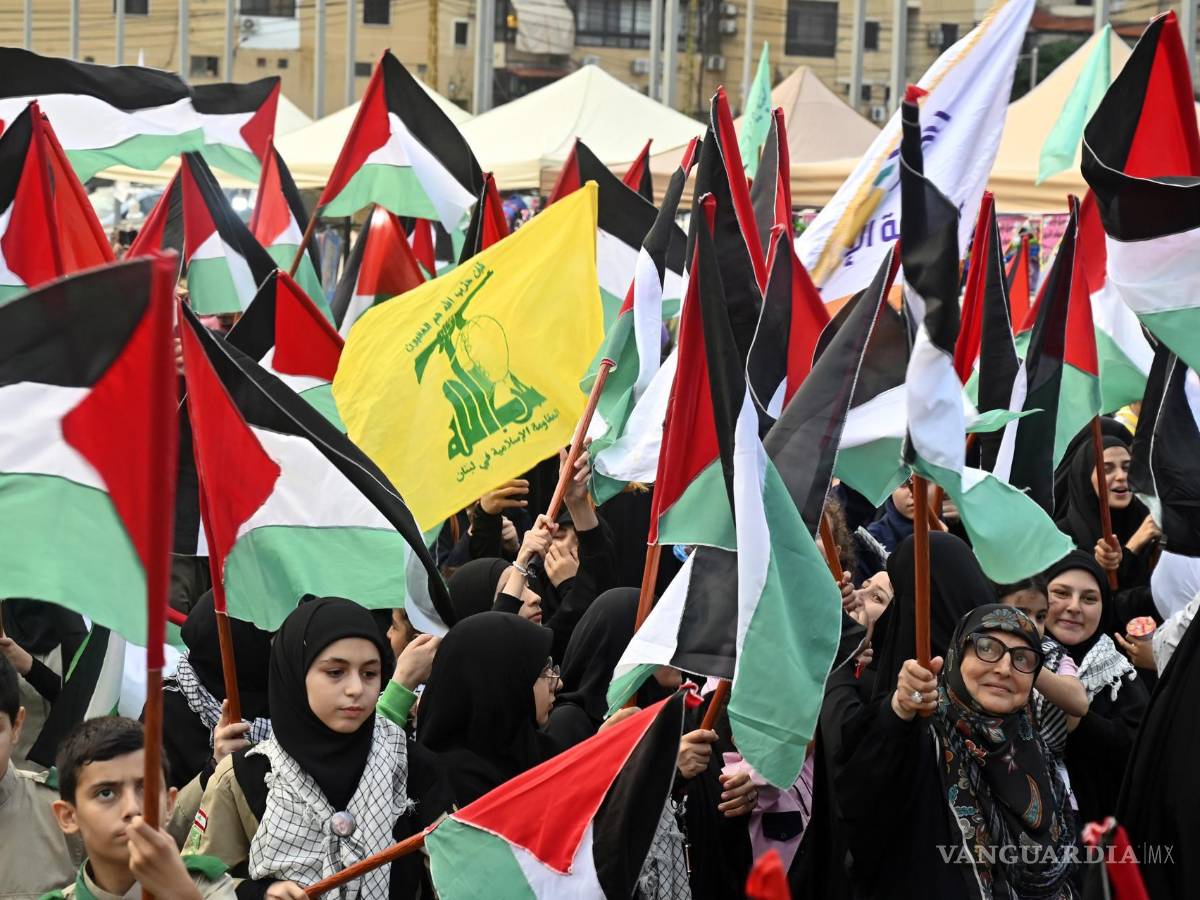 $!Partidarios de Hezbollah ondean banderas palestinas durante una celebración de los ataques que Hamás llevó a cabo contra Israel en el sur de Beirut, Líbano.