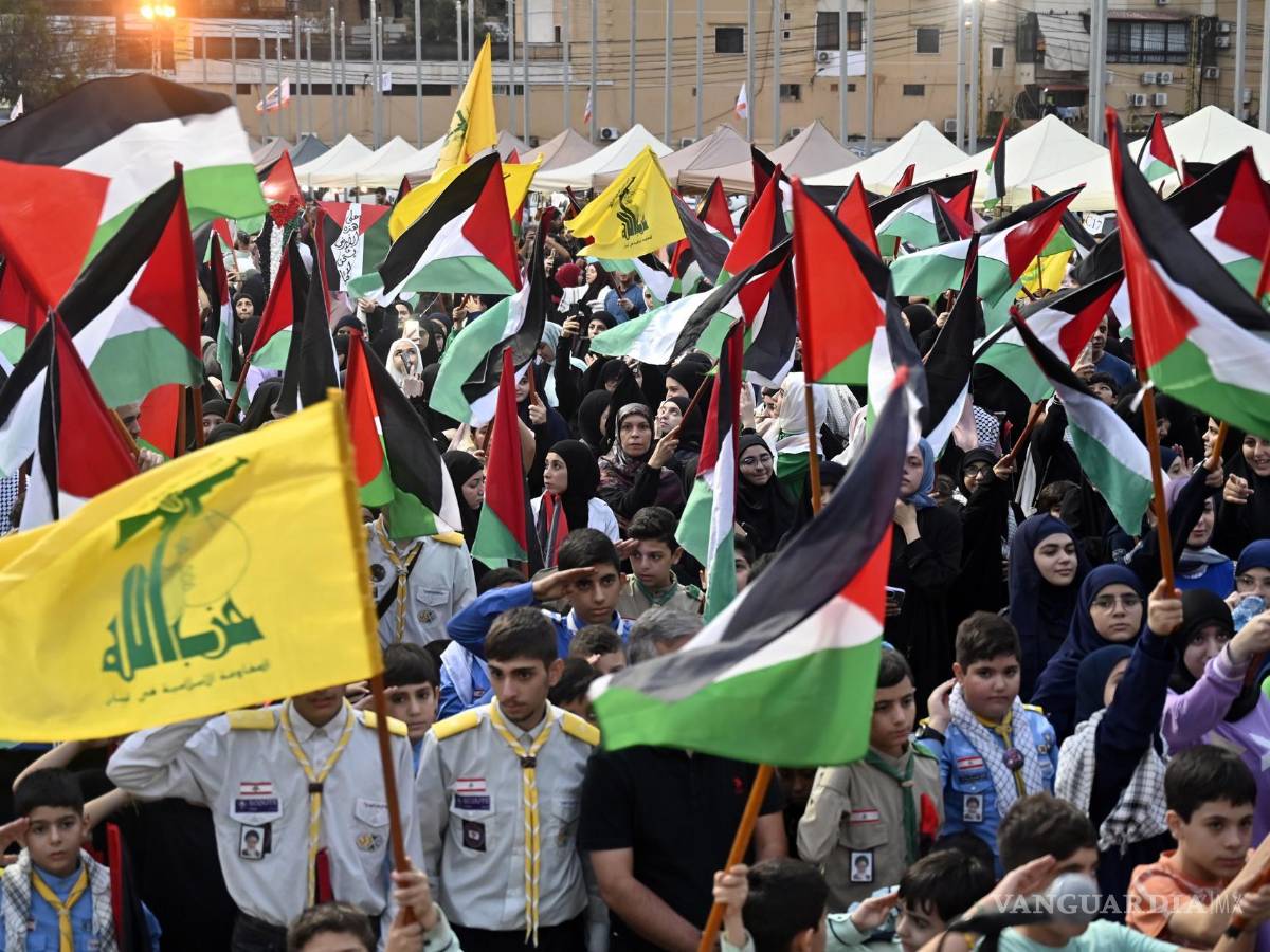 $!Partidarios de Hezbollah ondean banderas palestinas expresan solidaridad con los palestinos en la Franja de Gaza, en el sur de Beirut, Líbano.