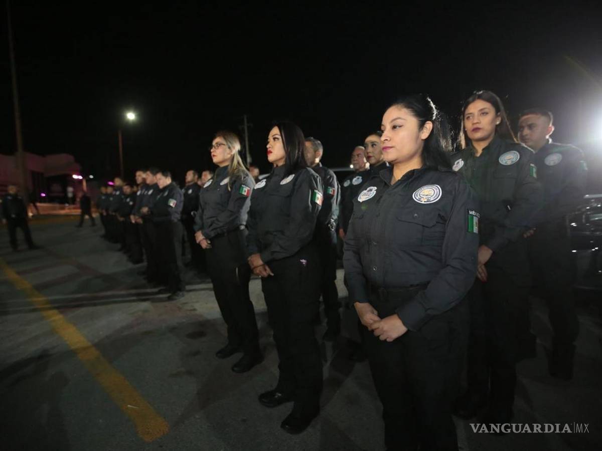 $!El Fiscal General de Coahuila, Federico Fernández Montañez, supervisa el Pase de Lista de la AIC, destacando el compromiso del personal.