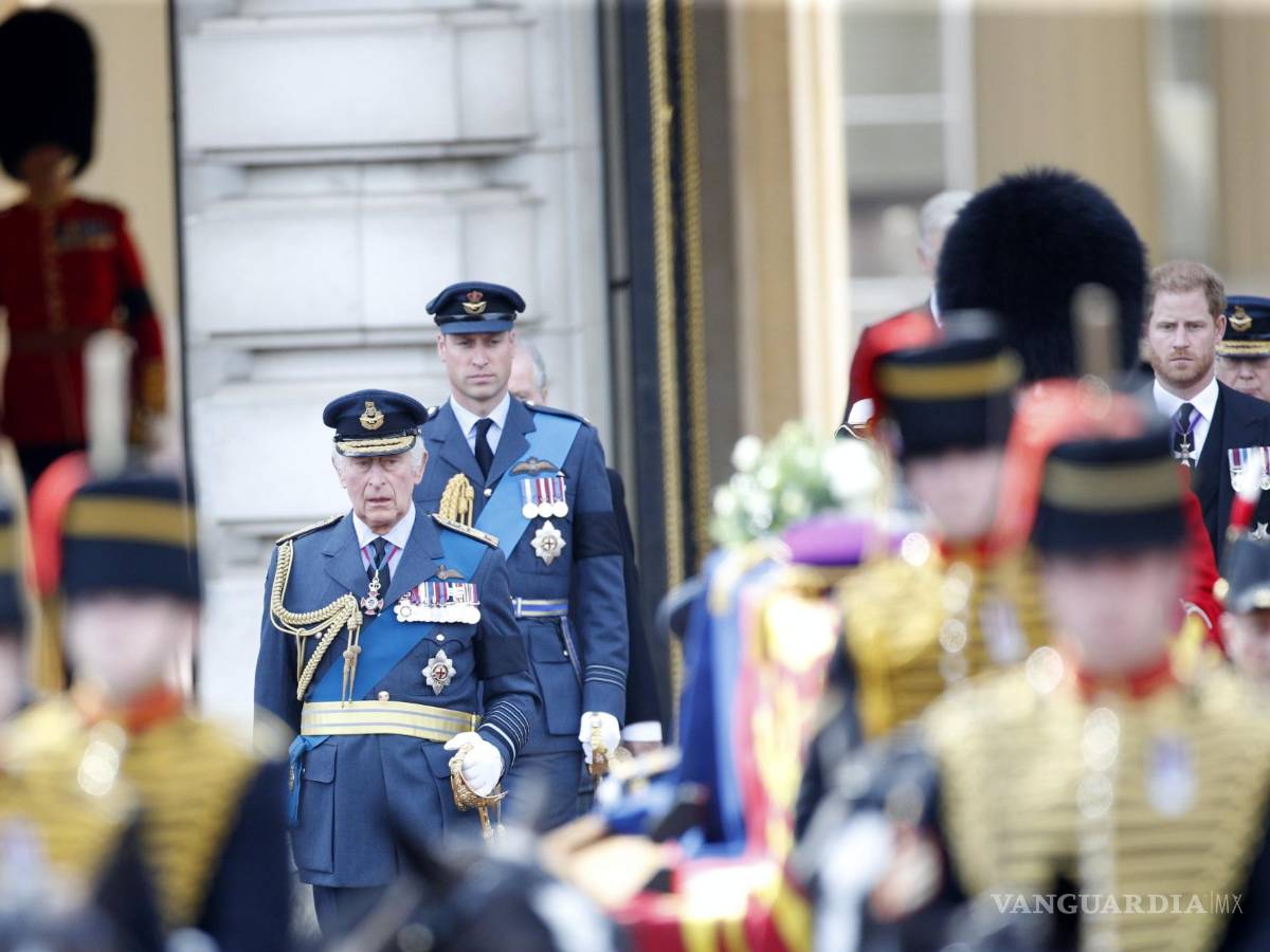 $!El rey Carlos III de Gran Bretaña (i), acompañado por sus hijos, William, Príncipe de Gales (2-i) y el Príncipe Harry, Duque de Sussex (d).