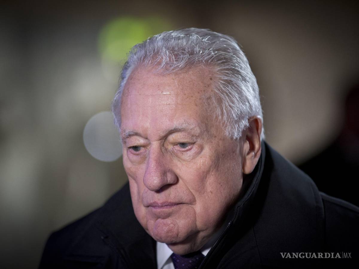 $!Clint Hill habla con los medios después de colocar una corona floral en el homenaje a JFK afuera del Hotel Hilton, el viernes 22 de noviembre de 2013.