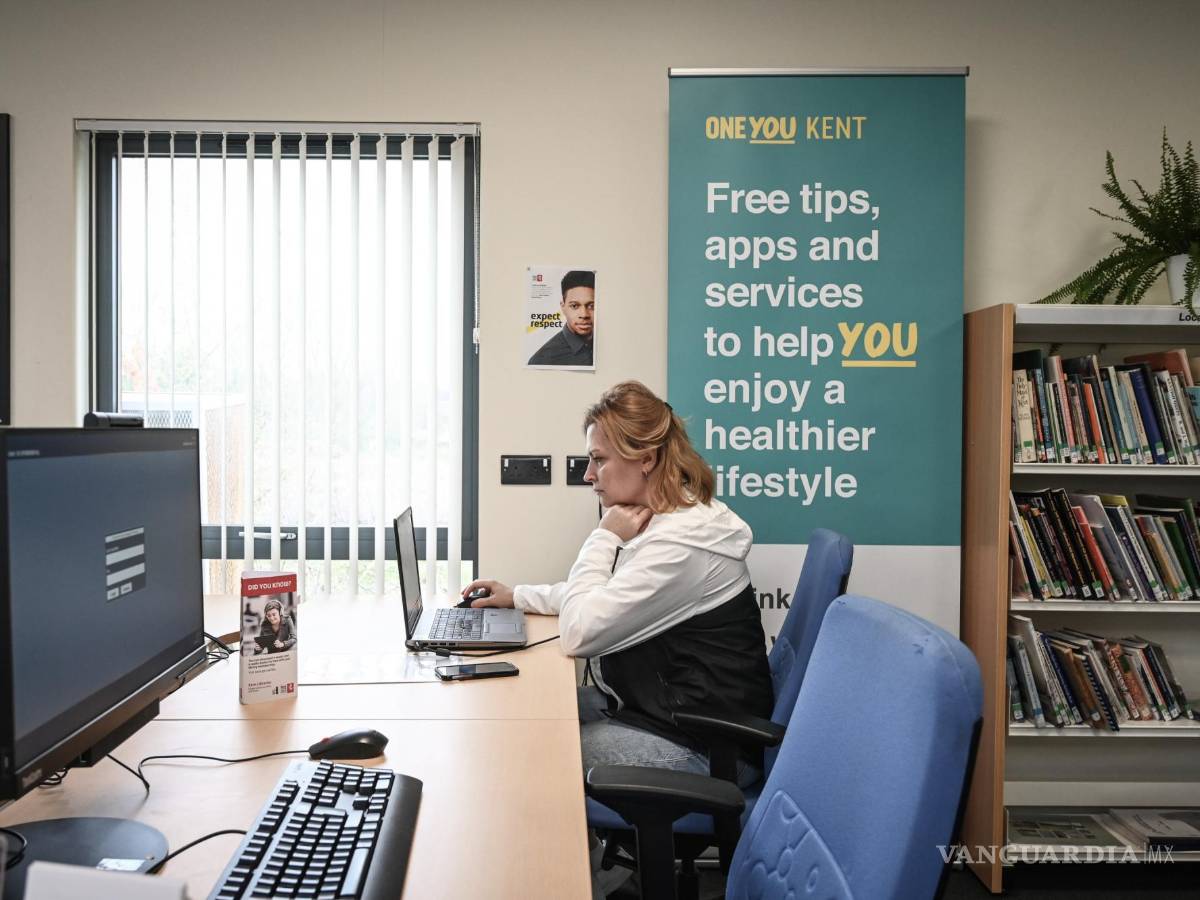 $!La Dra. Svitlana Sadova trabaja en su CV en una biblioteca en Meopham, Inglaterra