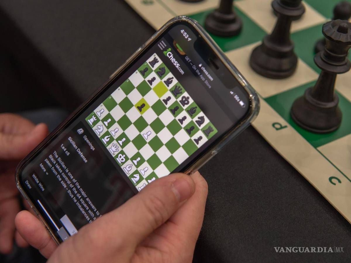 $!Detalle de una aplicación de ajedrez en un teléfono móvil.
