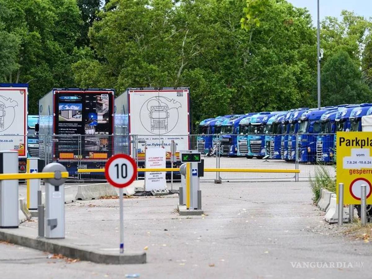 $!Camiones estacionados en el estadio Ernst Happel después de que se cancelaran los tres conciertos de Taylor Swift debido al riesgo de un ataque, en Viena.