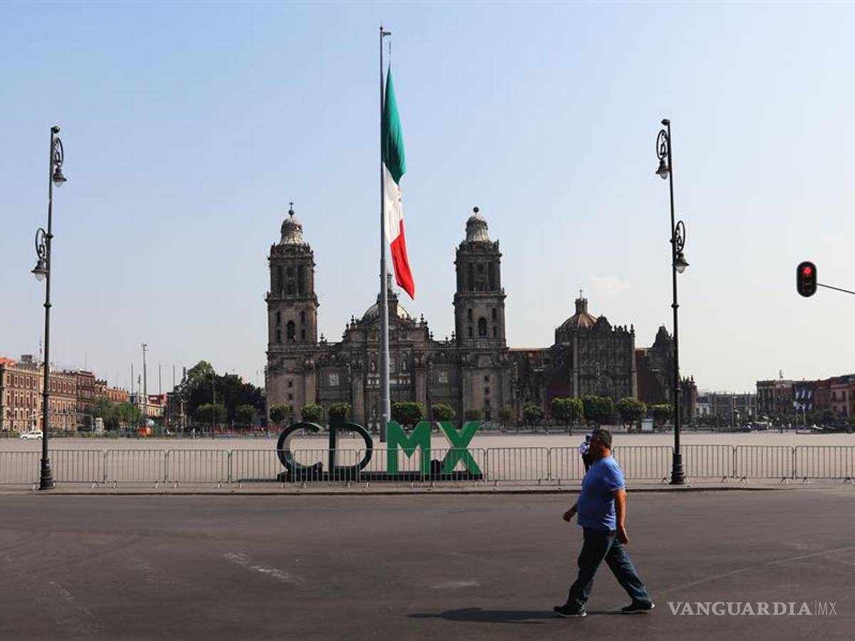 $!Coronavirus: El emblemático Zócalo de Ciudad de la CDMX luce desértico por el COVID-19