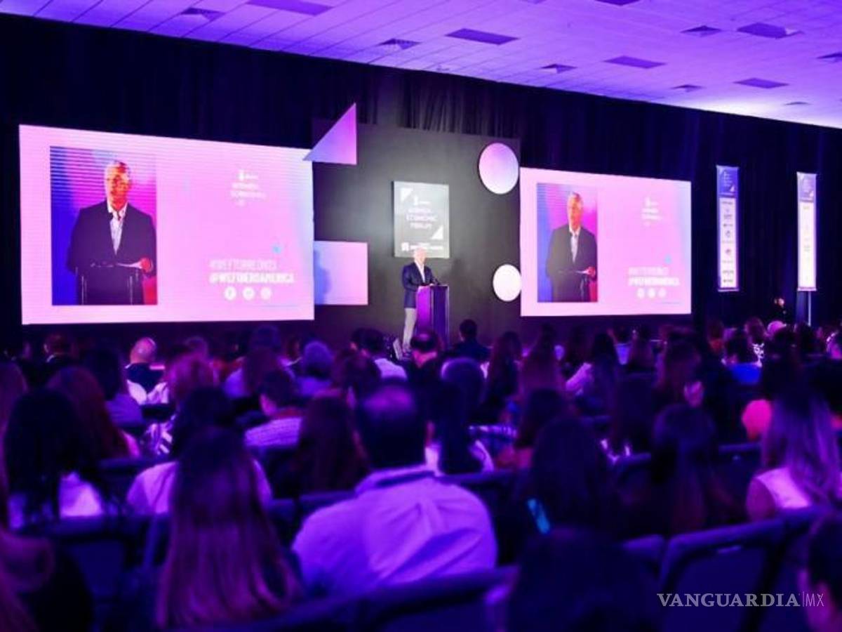 $!En el evento y posterior a su participación, Rosario Marín, ex tesorera de los Estados Unidos, entregó como obsequio un billete de dos dólares al alcalde Román Alberto Cepeda González, para desearle buena suerte.