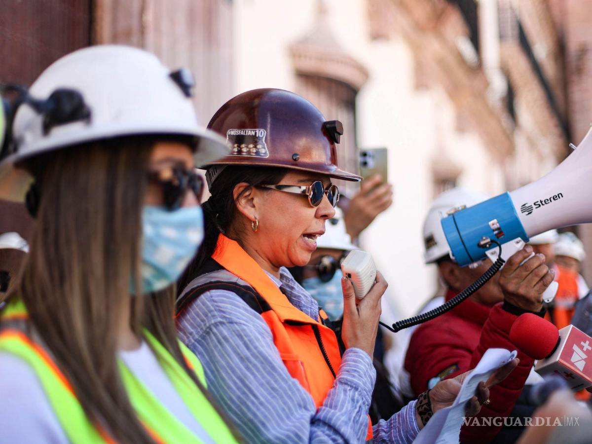 $!En Zacatecas, mineros marcharon por calles del centro histórico, acompañando a familiares de Ignacio Salazar Flores Jose Ángel Hernandez Vélez, mineros desaparecidos y después localizados sin vida.