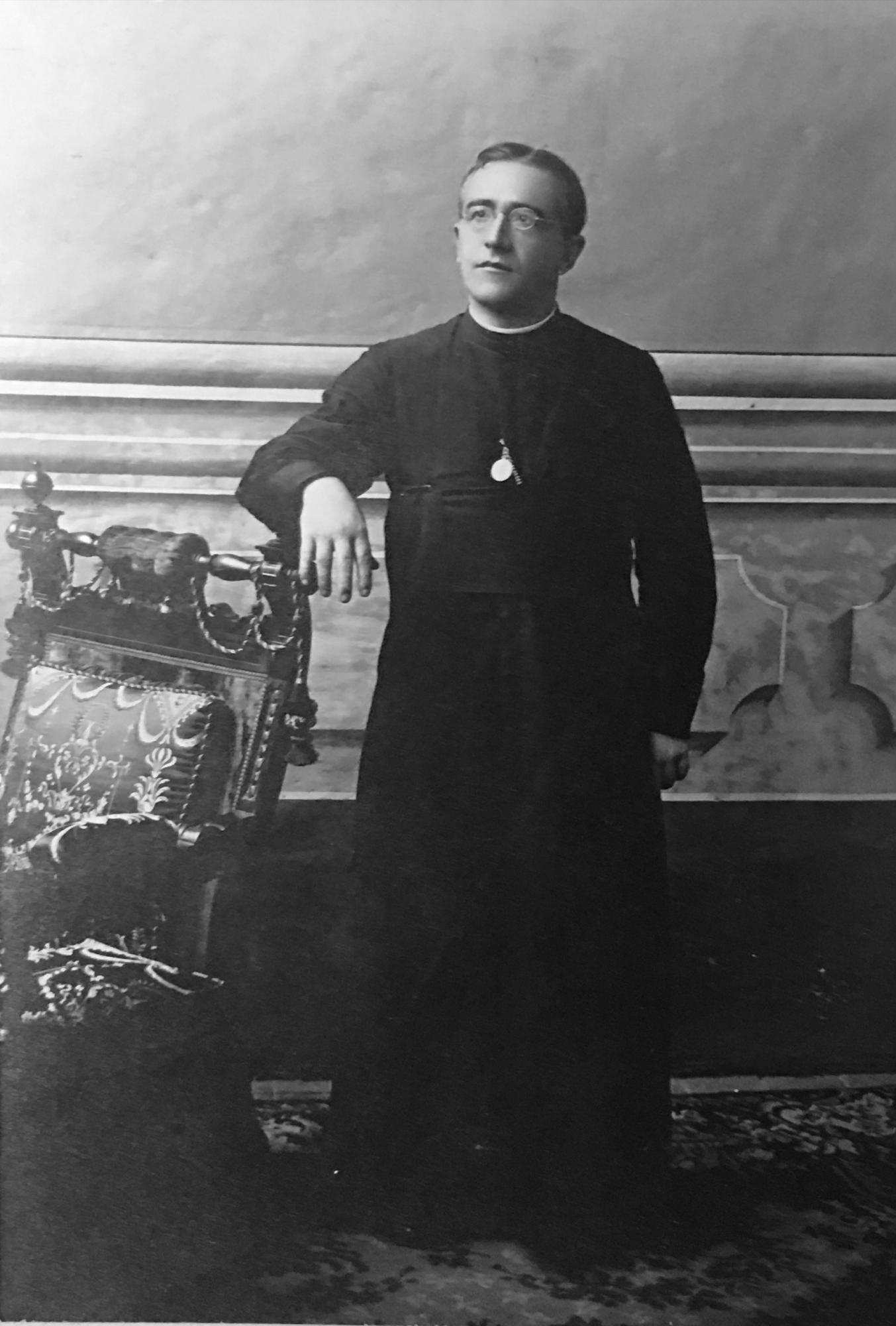 $!El padre Telésforo Francisco María Corta Beraza, a cuyo amor por las postales y diligencia en su cuidado, debemos un importante acervo.