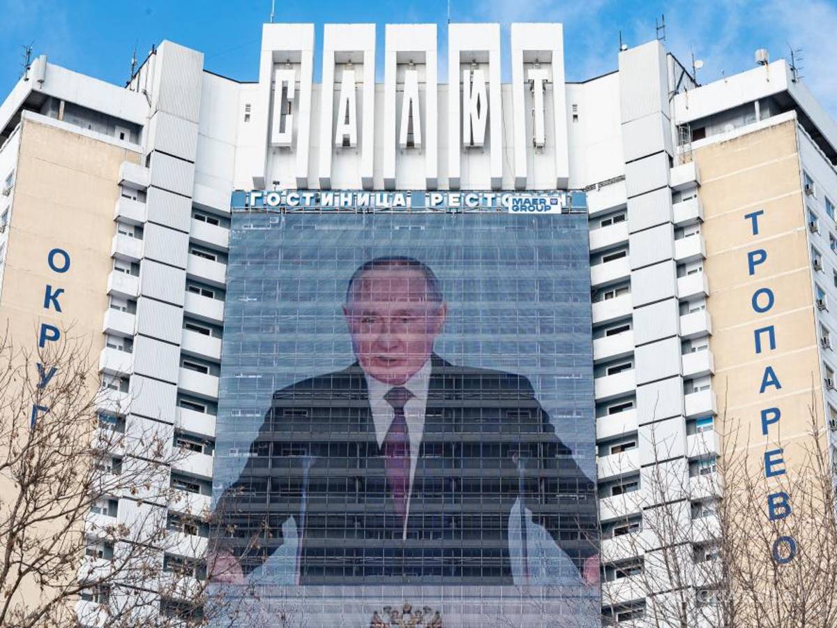 $!Una imagen de Vladímir Putin es proyectada en la fachada de un hotel, dando su discurso anual sobre el estado de la nación en Moscú, Rusia.
