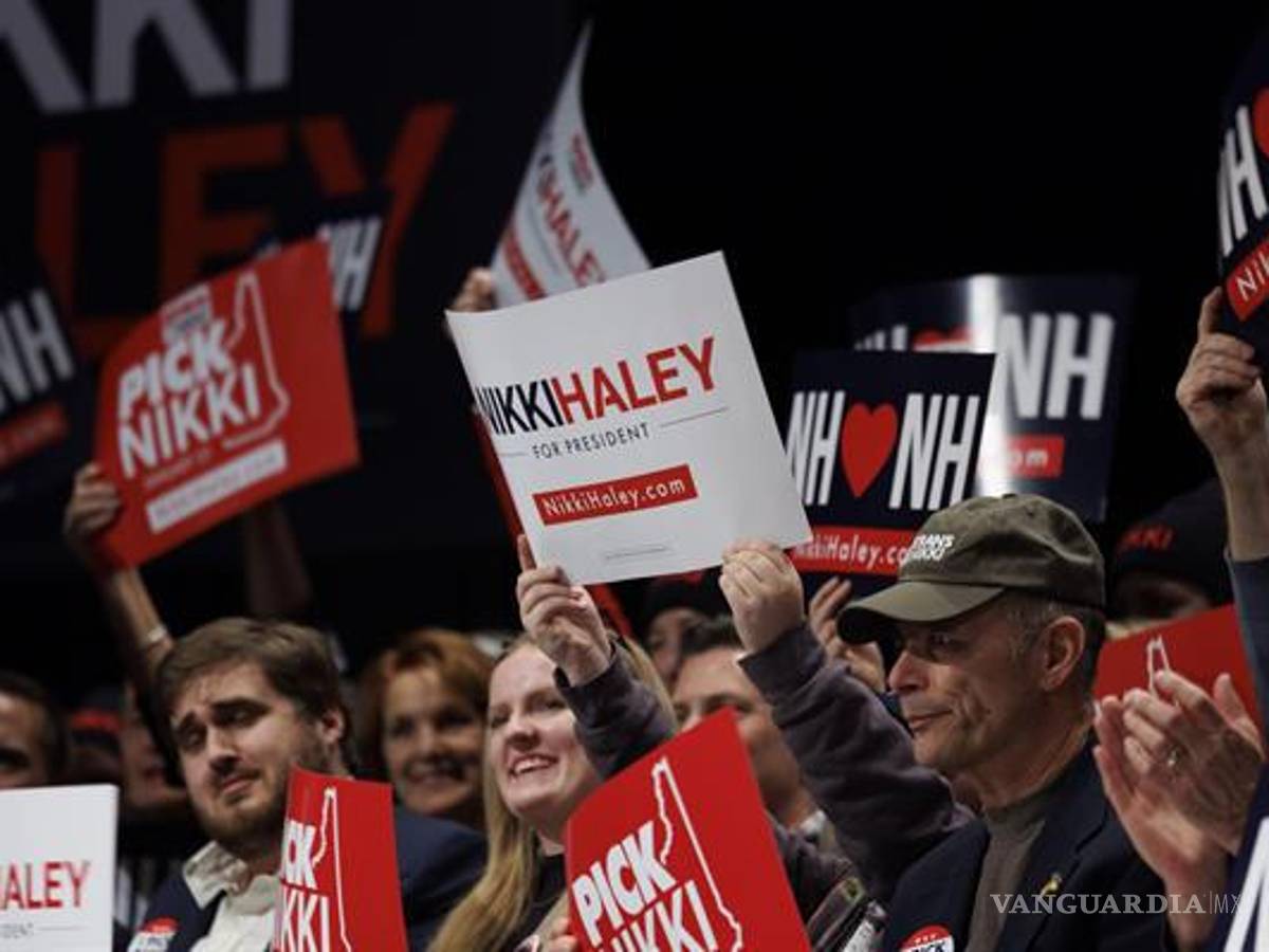 $!Partidarios de la candidata republicana a la presidencia, Nikki Haley, durante un mitn en la escuela secundaria de Exeter en Exeter, New Hampshire.