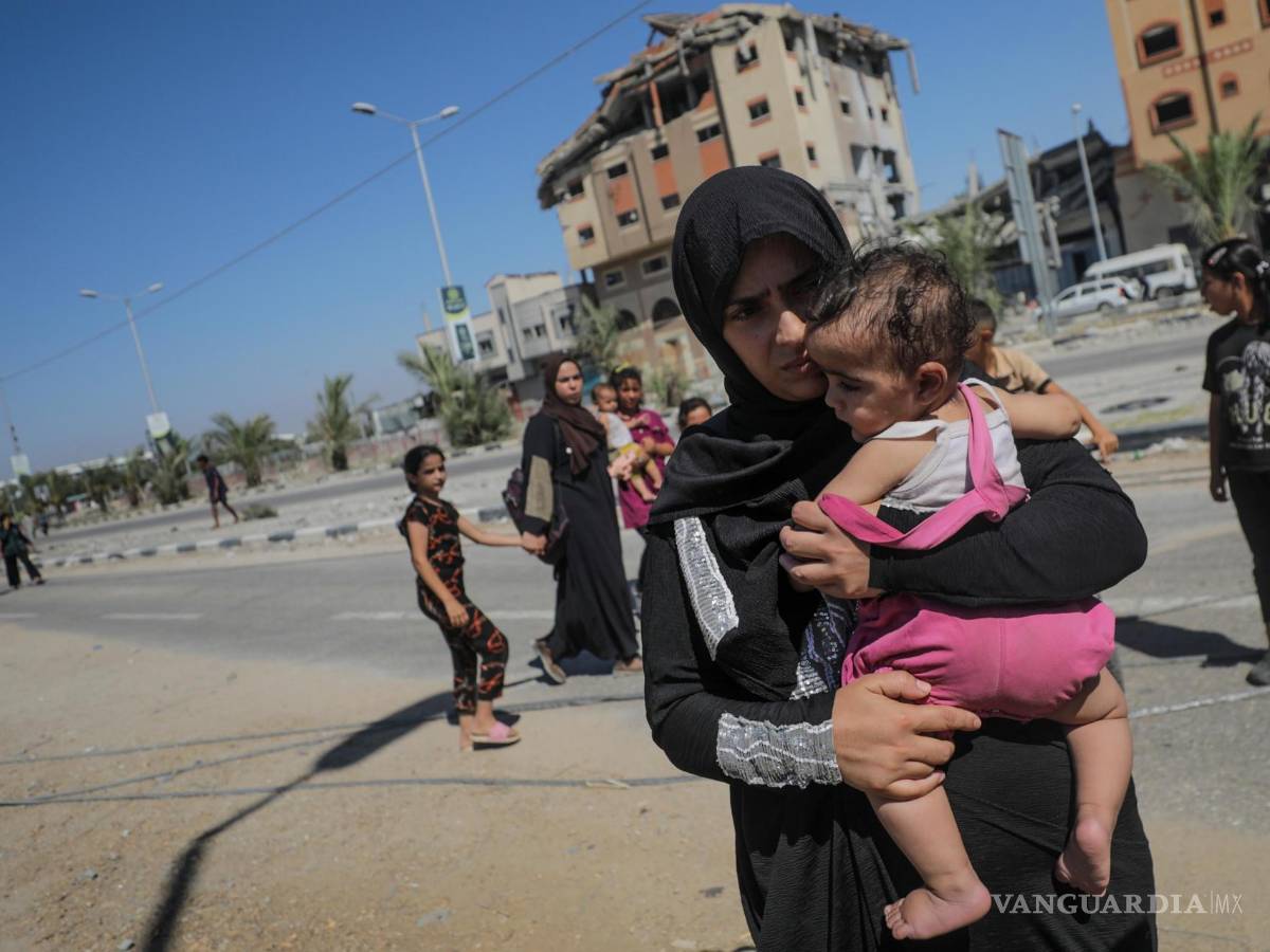$!Familias palestinas caminan después de cruzar desde la ciudad de Gaza al sur de la Franja de Gaza durante una operación militar israelí en la ciudad de Gaza.