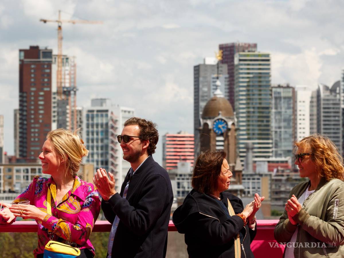 $!Grupo de personas a bordo de una estructura flotante.