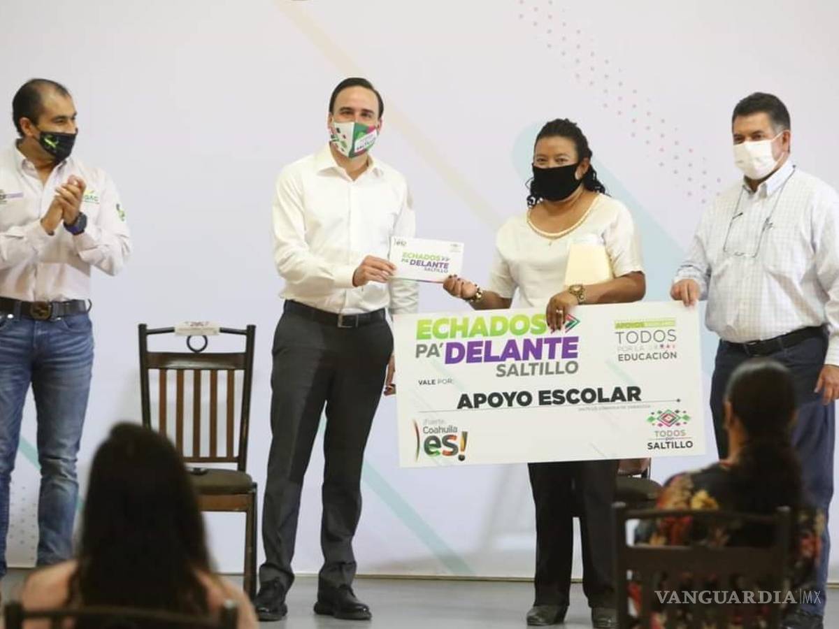 $!Entrega apoyos a alumnos de bachillerato