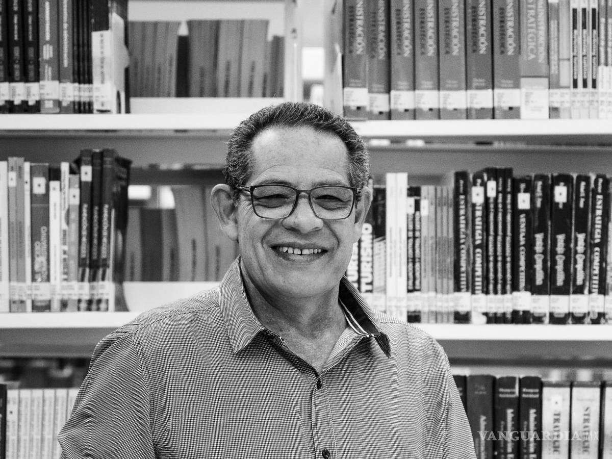 $!Luis Gómez imparte clases de Administración y Finanzas en universidad.