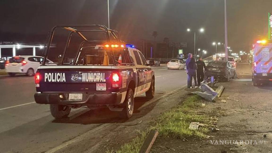 $!Las bolsas de aire del vehículo se desplegaron debido al impacto contra la luminaria.
