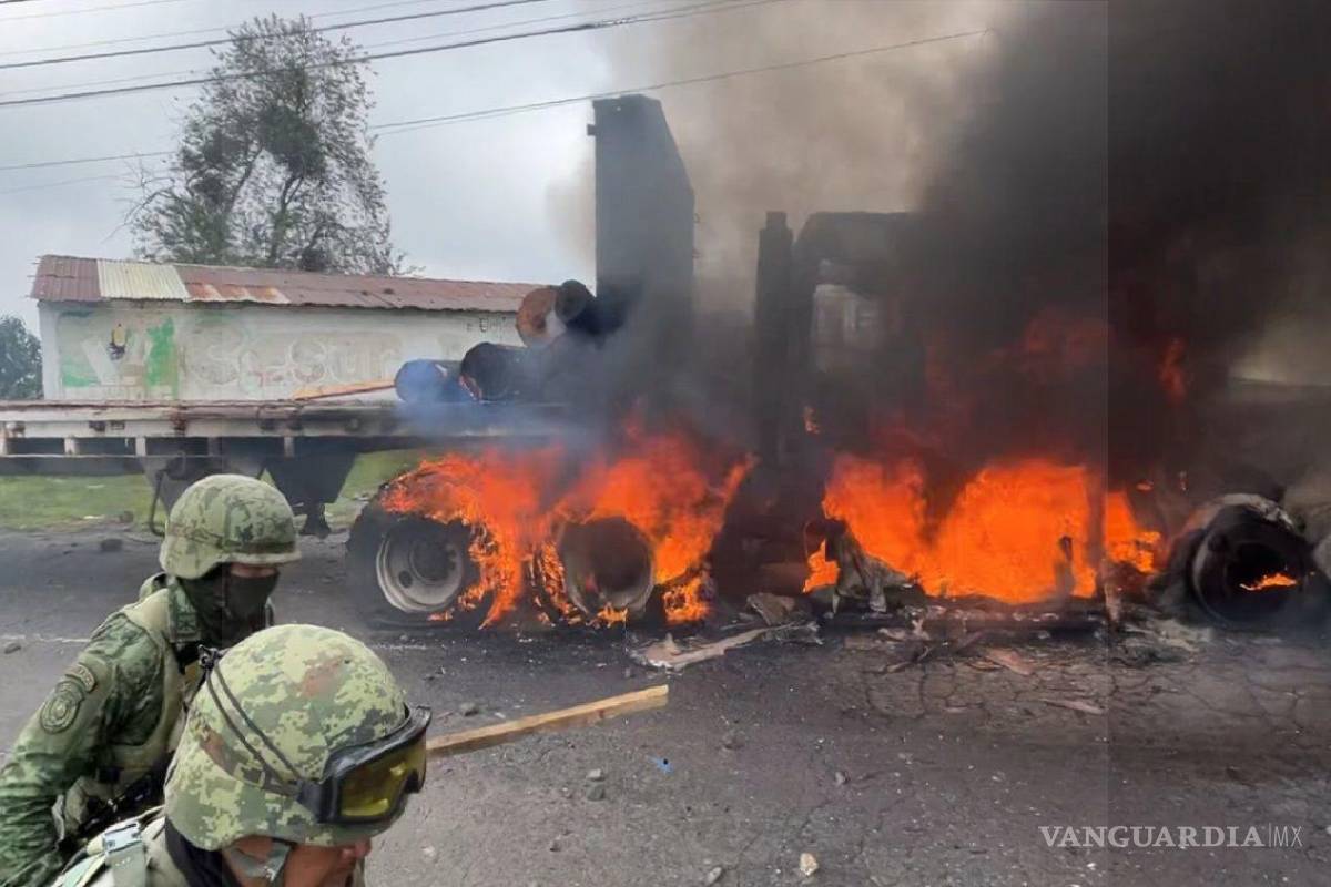 Se enfrentan talamontes y la GN por decomiso en aserraderos; queman vehículos y cierran carreteras