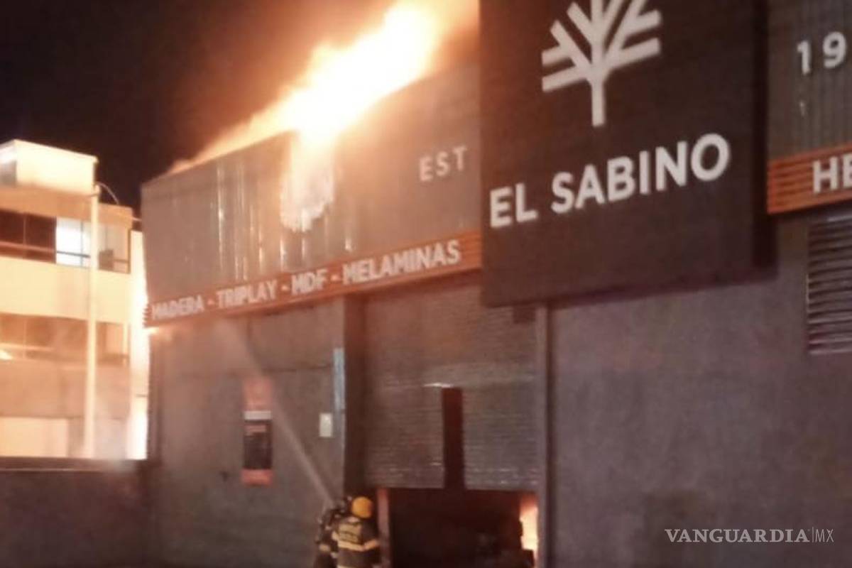 Incendio en maderería de Saltillo moviliza a las autoridades; bomberos controlan el siniestro rápidamente