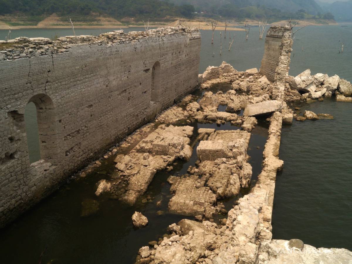 $!Apicpac, un antiguo convento colonial emerge de las aguas debido a la sequía en Chiapas