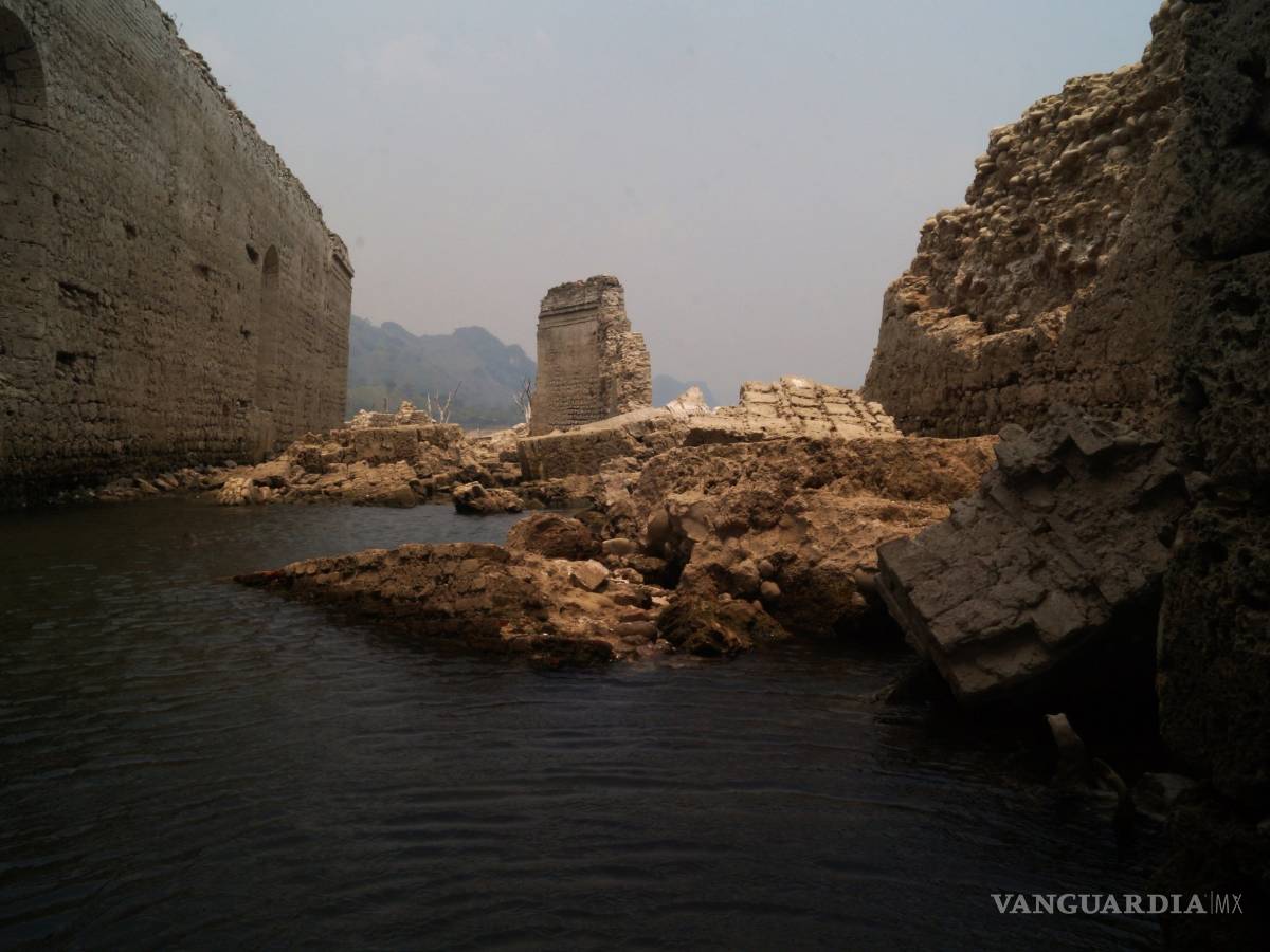 $!Apicpac, un antiguo convento colonial emerge de las aguas debido a la sequía en Chiapas