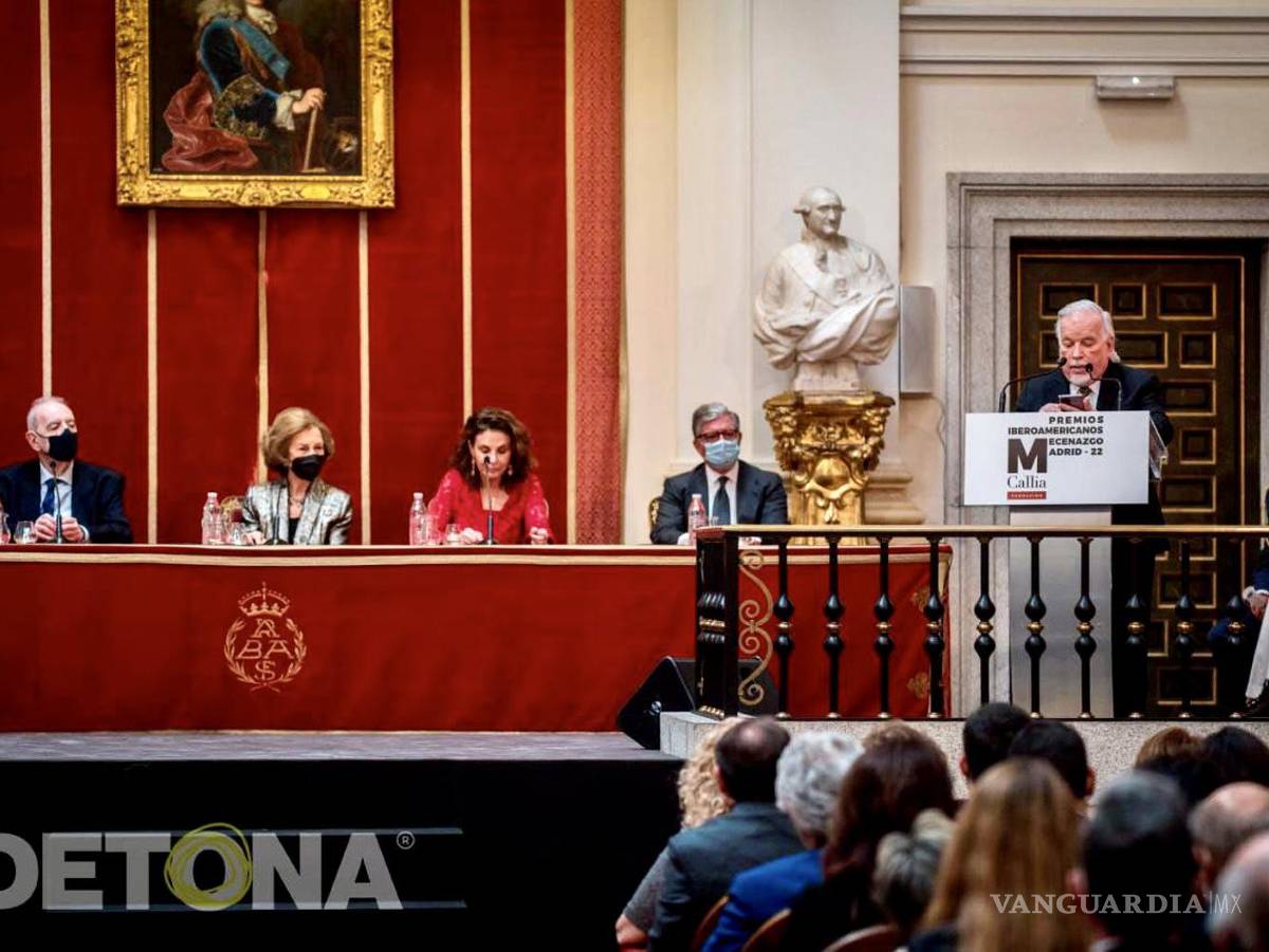 $!Gustavo durante su disertación en el evento de Madrid del 2022, para reconocer la labor de mecenas de varios países. La Reina Sofía de España, al centro.