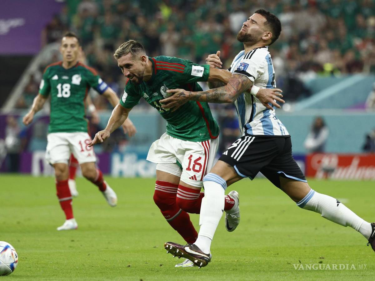 $!Nicolas Otamendi (d) de Argentina disputa un balón con Hector Herrera de México.