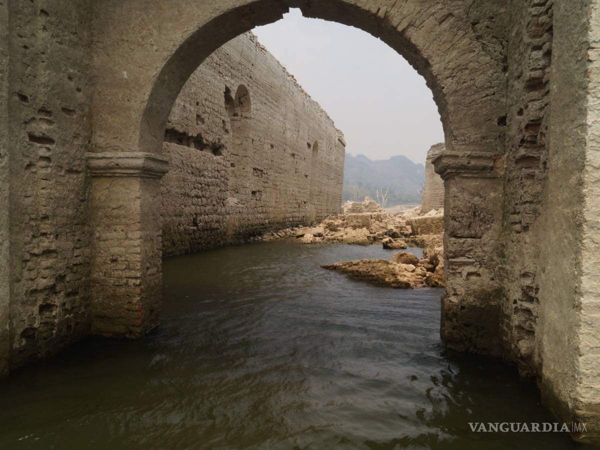 $!Apicpac, un antiguo convento colonial emerge de las aguas debido a la sequía en Chiapas