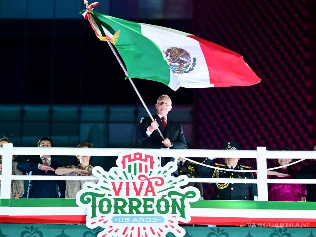 $!Las familias torreonenses se reunieron en la Plaza Mayor para conmemorar el 215 aniversario del Grito de Independencia y el 118 aniversario de la ciudad.