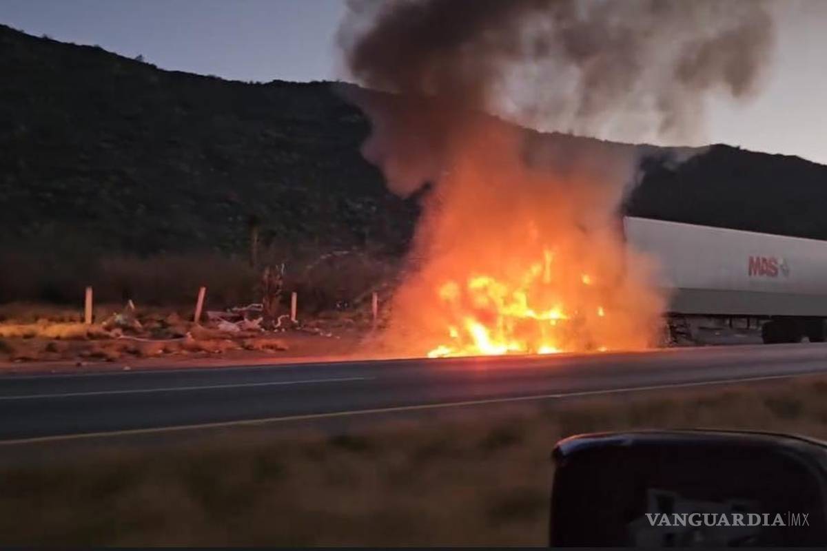 Chofer enciende su tráiler y arde en llamas, en Saltillo