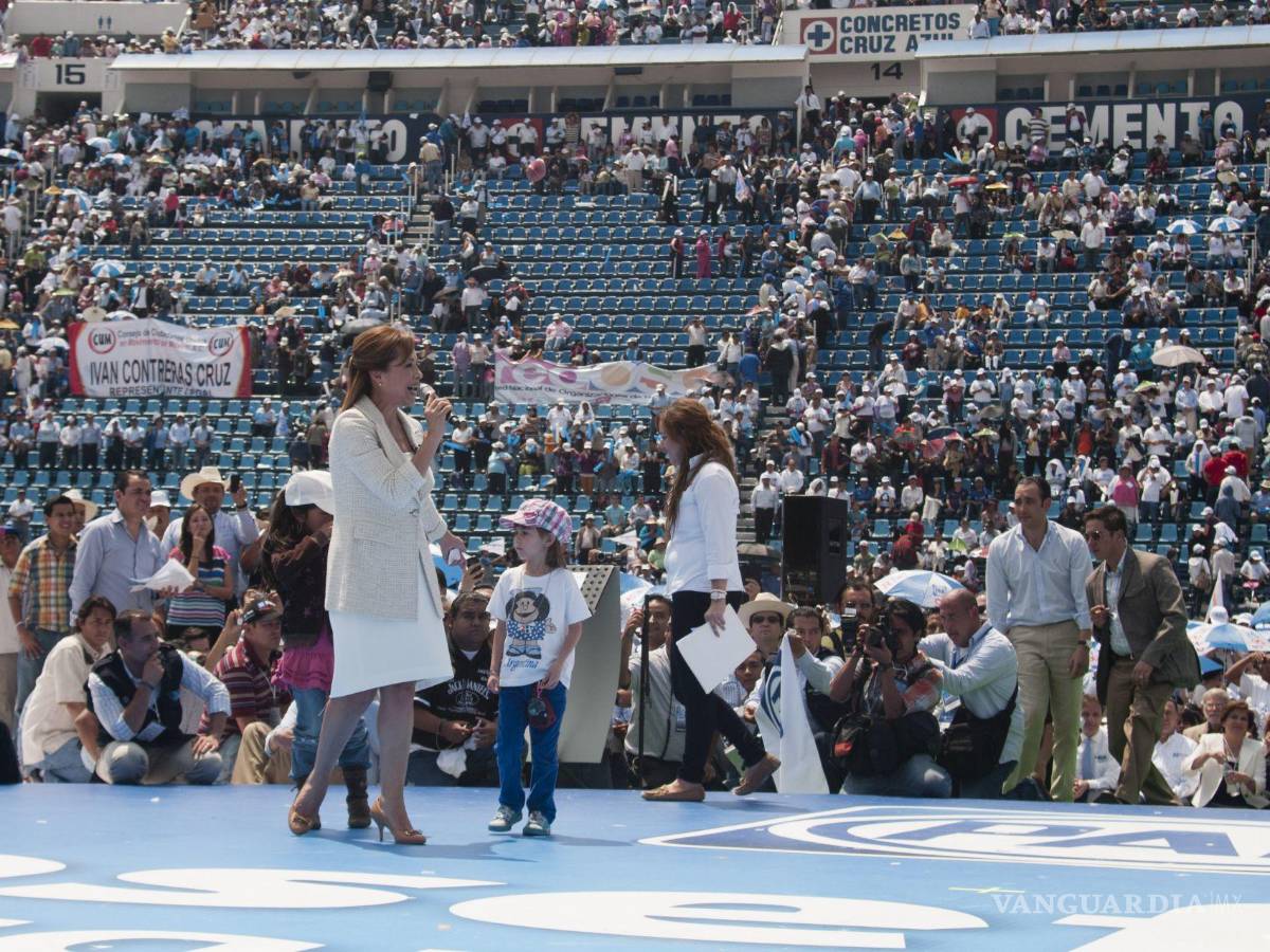 $!La panista, Josefina Vazquez Mota, recibio su constancia que la acredita como candidata a la Presidencia de la República en marzo de 2012. El evento fue recordado por la evidente inasistencia de la militancia. | Foto: Cuartoscuro