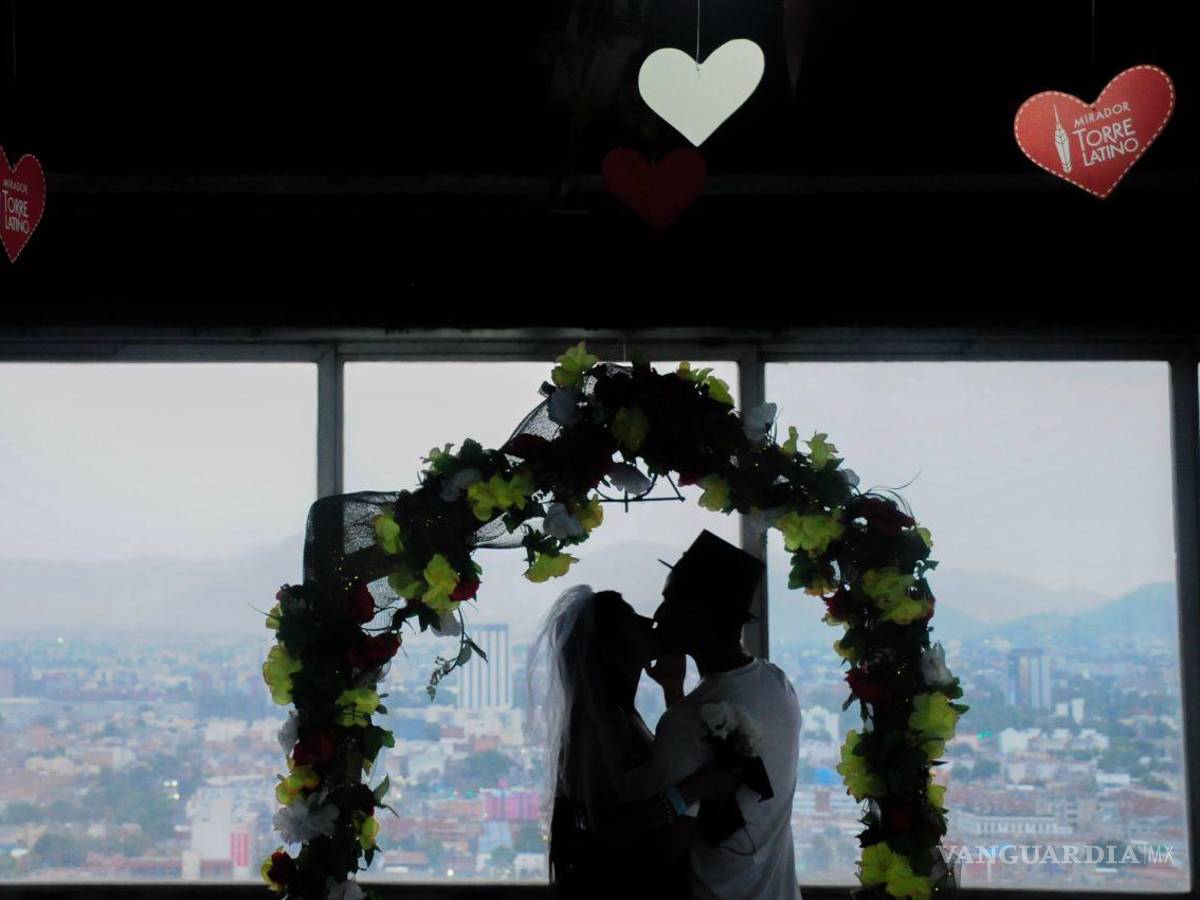 $!Parejas capitalinas asistieron a la Torre Latinoamericana, ubicada en el centro de la ciudad, para realizar su boda en el mirador de este edificio.