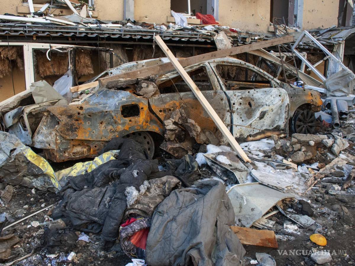 $!Un coche destruido por un ataque en una calle de Járkiv, Ucrania.