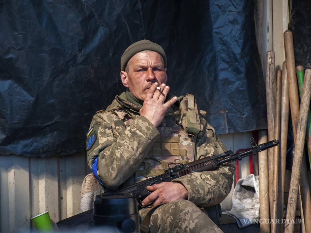 $!Un soldado ucraniano descansa en su puesto en Járkiv, Ucrania. AP/Andrew Marienko