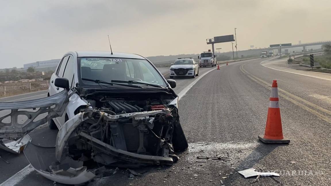 Choque en el Norponiente: taxista da vuelta prohibida y lo embiste tráiler
