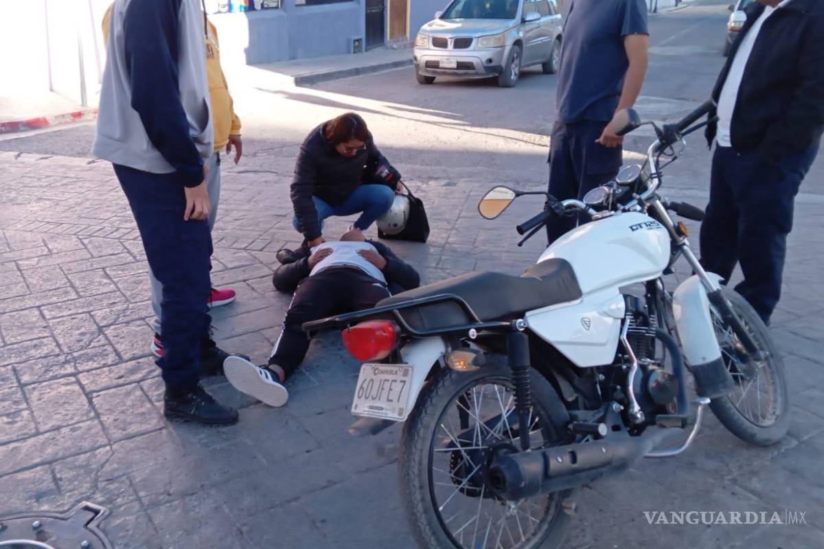 $!Automovilistas y vecinos apoyaron al lesionado en lo que llegaban los paramédicos.