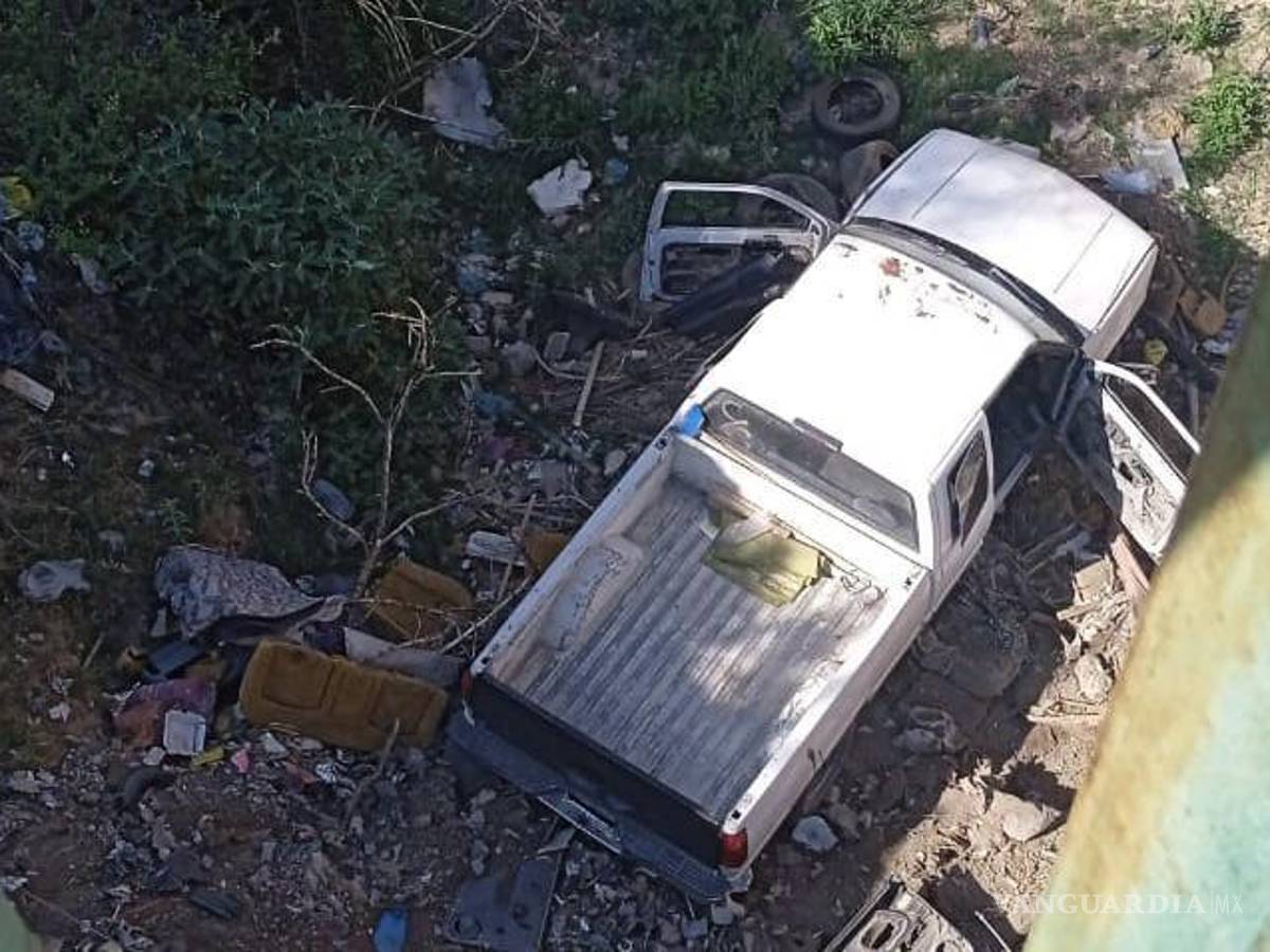$!El vehículo cayó al fondo del arroyo y de ahí salieron del auto los tripulantes tratando de escapar de la policía.