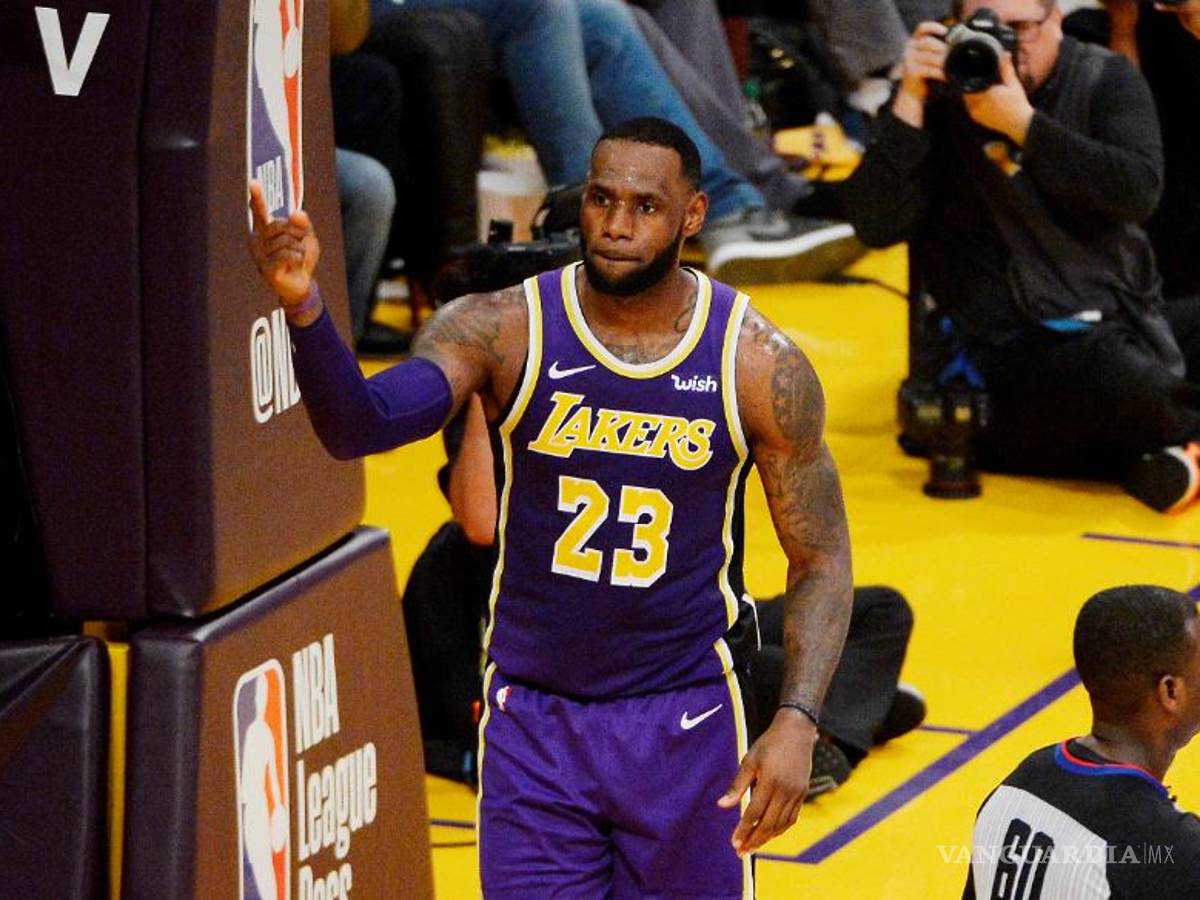 $!LeBron James le diría adiós a su emblemático '23' para cederlo a Anthony Davis