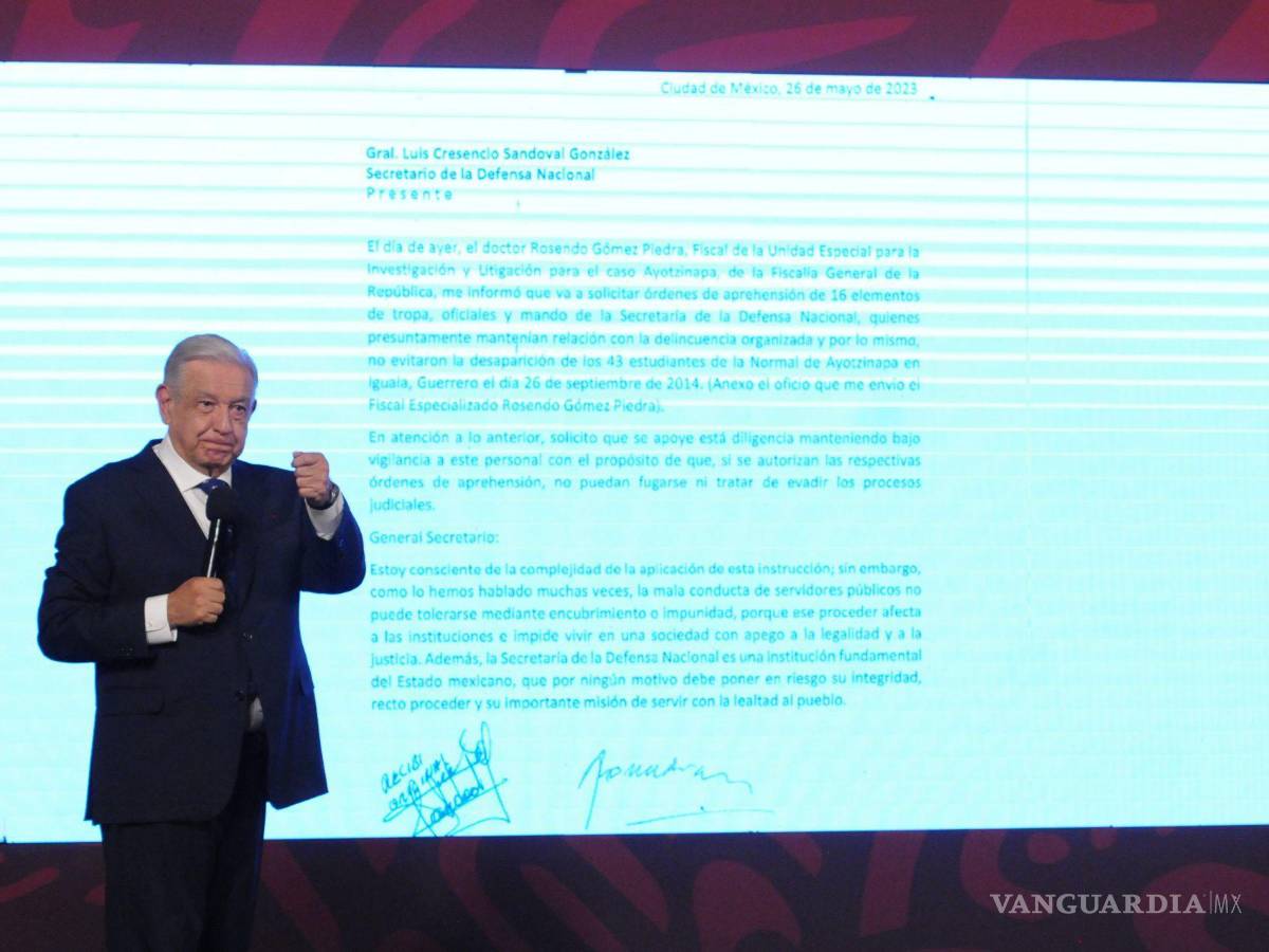 $!Andrés Manuel López Obrador mostró una de las cartas que le envío al titular de la Sedena, Luis Cresencio Sandoval, donde le instruye aplicar la ley a los elementos involucrados en la desaparición de los normalistas.