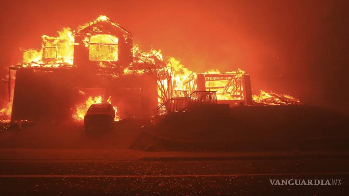 Sube a 15 muertos y más de 30 mil evacuados por los incendios en el norte de California