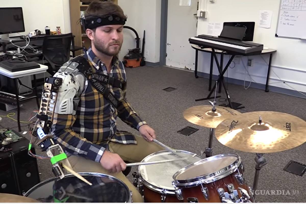 Este baterista tiene tres brazos, dos humanos y uno robótico