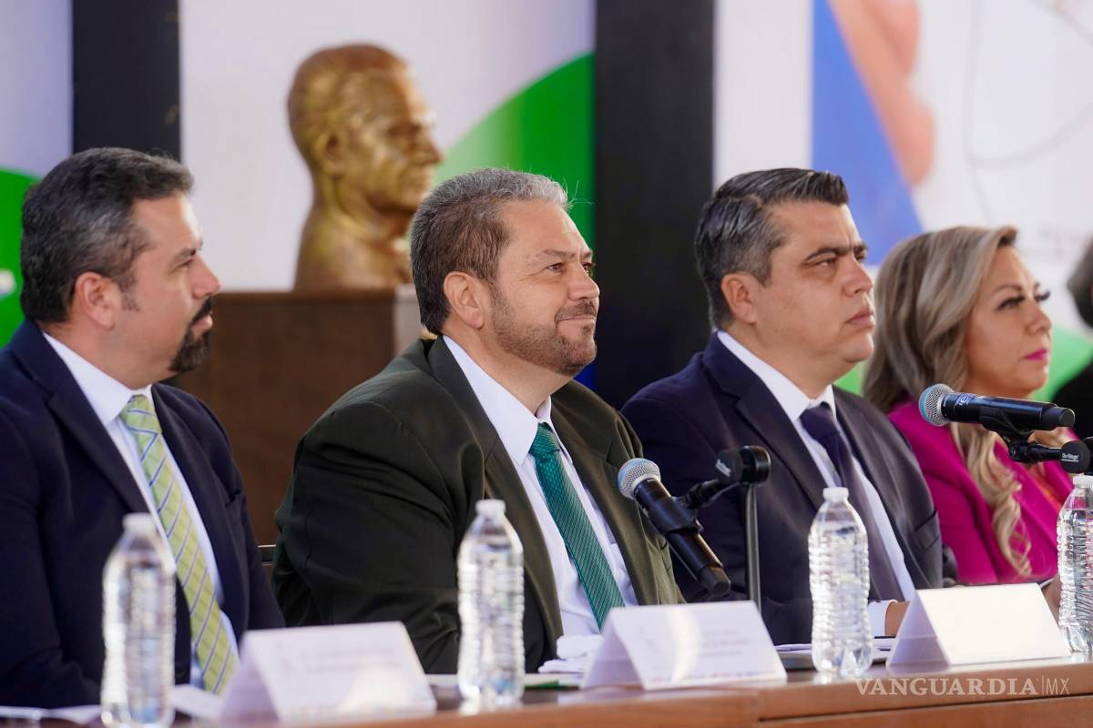 $!El alcalde reconoció la importancia de la escuela en la formación de generaciones ejemplares.