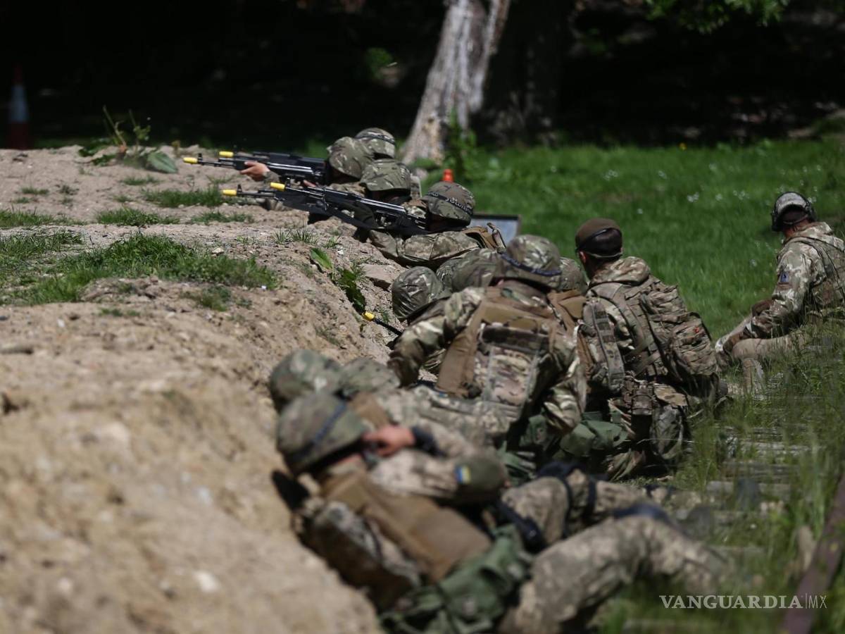 $!- (United Kingdom), 02/06/2023.- Ukrainian military personal undergo combat training with British troops from 11 Security Force Assistance Brigade at an undisclosed location in England, Britain, 02 June 2023. The Ukrainian volunteers undergo urban warfare training as well as field training exercises under the UK led support programme, which includes instruction in weapons handling, battlefield first aid, fieldcraft, patrol tactics and the Law of Armed Conflict. (Rusia, Ucrania, Reino Unido) ATTENTION: FOR OPERATIONAL SECURITY REASONS IT IS NOT PERMITTED TO REPORT THE DETAILS OF ANY LOCATIONS, OR TO REVEAL THE IDENTITIES OF ANY UKRAINIAN RECRUITS OR SHOW THEIR IDENTIFIABLE FACES IN PRINT, ONLINE OR BROADCAST IMAGERY.