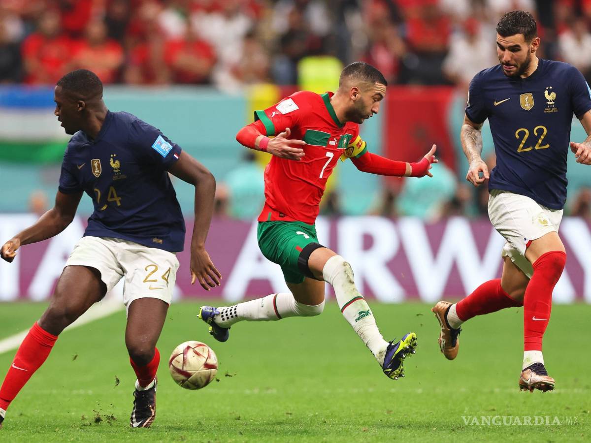 $!Hakim Ziyech (C) de Marruecos disputa el esférico ante dos franceses.