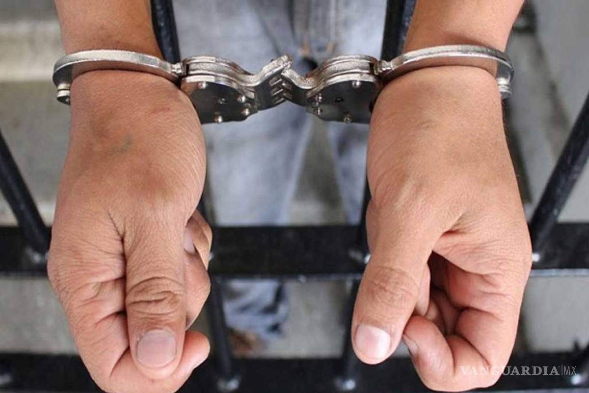 Hombre amenaza a policías en colonia de Saltillo; es arrestado