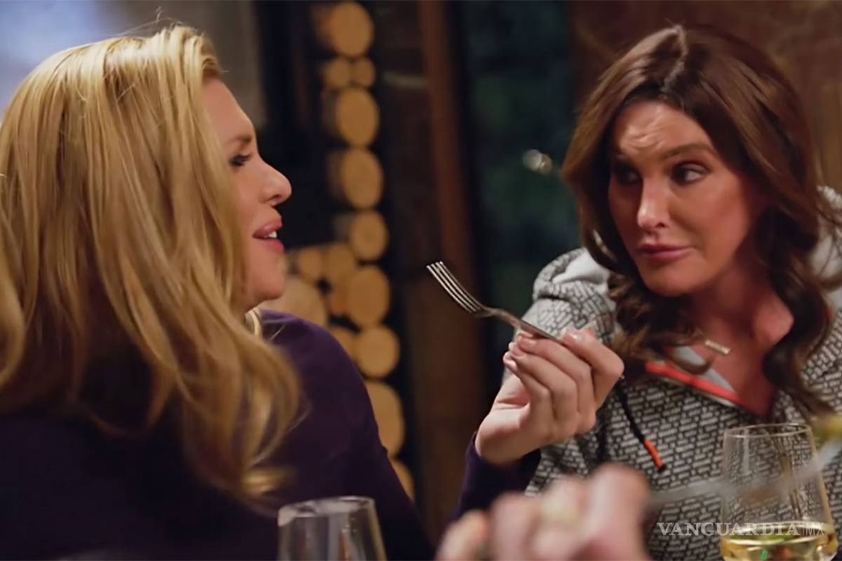 Caitlyn Jenner se besa con otra mujer en reality show