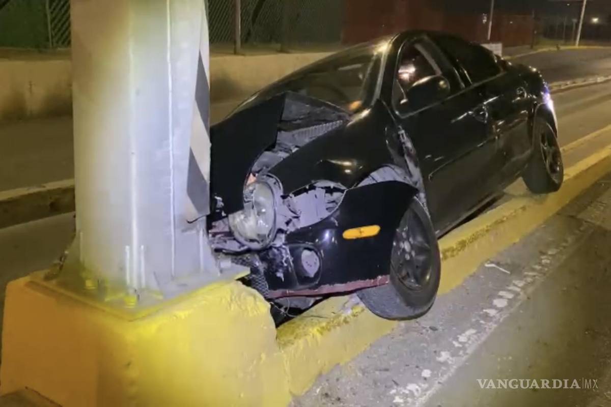 Saltillo: joven en aparente estado de ebriedad se sube a camellón y choca