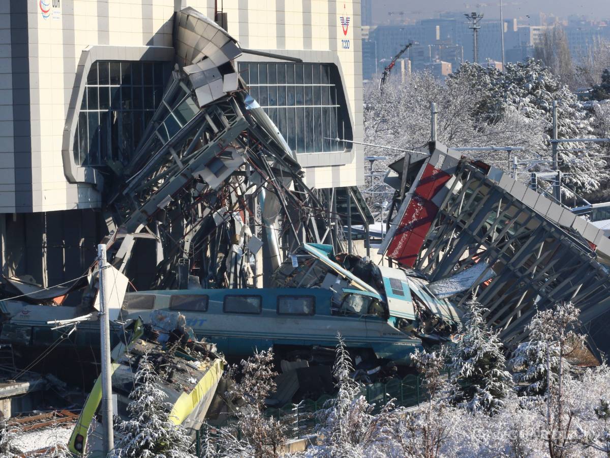 $!Choque entre un tren de alta velocidad con una locomotora deja 9 muertos y 47 heridos en Ankara