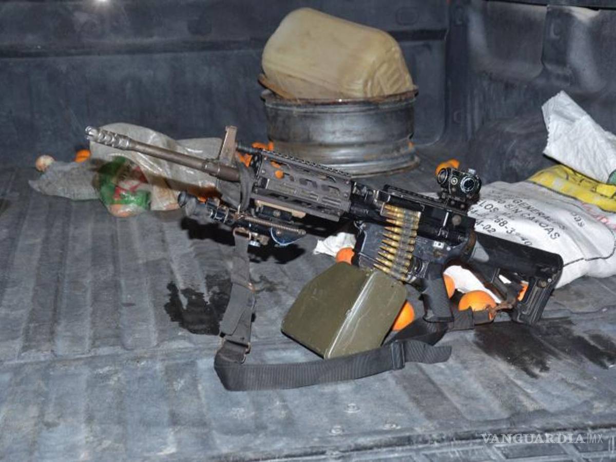 $!Elementos de la Fiscalía General de la República aseguraron en el cateo una Barret, una ametralladora y material diverso.
